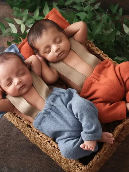 Just chilling. This playful pose with twin newborns relaxing in a basket is full of personality. It’s a fun way to capture their connection and create a memorable photo.