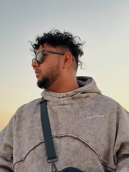 "Tum khareedo number gaano pe, tum launde Just Dial." A bar that speaks for itself.