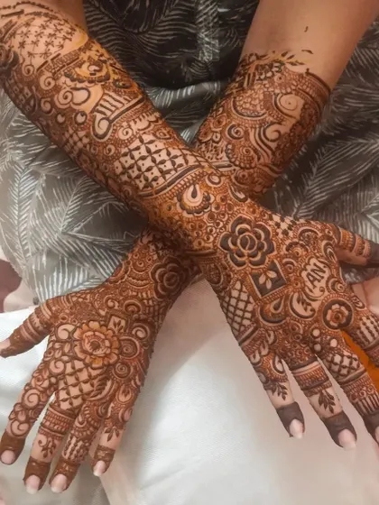 A full bridal design featuring the initial 'A' for the groom. The rest of the design is a beautiful mix of floral and geometric patterns, creating a personalized and intricate look.