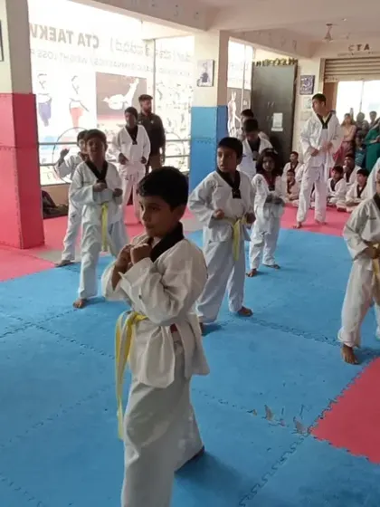 A mixed-belt class practicing together.