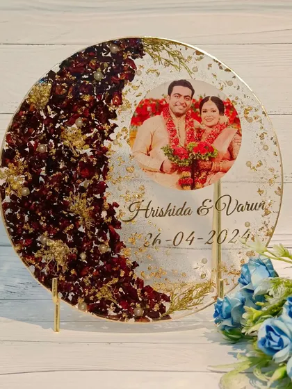 A classic design featuring a crescent of preserved red rose petals and gold flakes. The couple's photo is placed in the center of the clear plaque, creating a simple and elegant look.