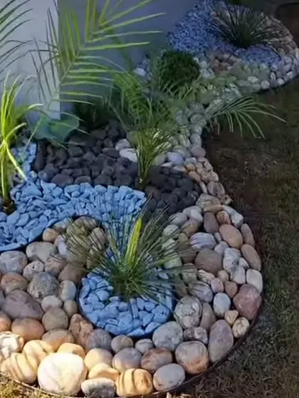 Small details make a big difference. We use decorative pebbles in different colors and sizes to create beautiful, low-maintenance designs and patterns within the garden beds.