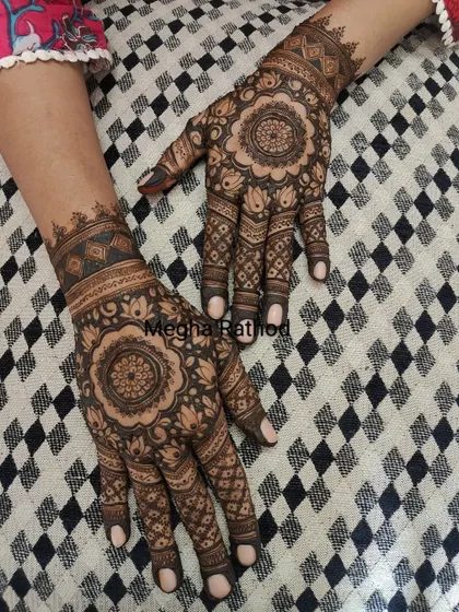 This design features intricate mandalas on the palms, surrounded by a mix of lotus and geometric patterns for a balanced and beautiful look.