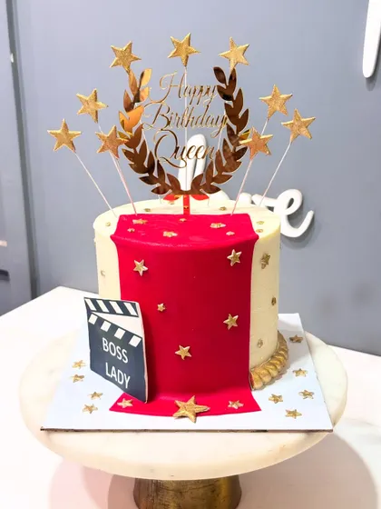 A still shot of the glamorous red carpet cake, a great option for a Hollywood-themed engagement or sangeet.