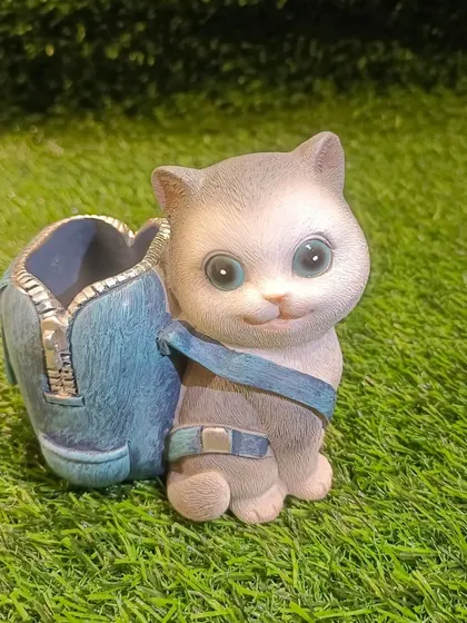 Another version of our cat pen holder, this one with a denim-style backpack. It's a small detail that adds a lot of character.
