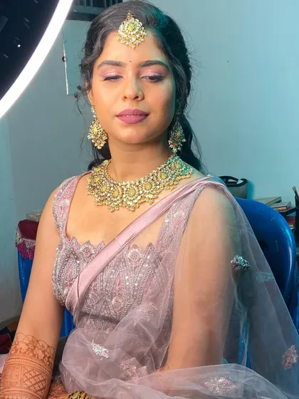 A fiery Sangeet look for this gorgeous bride. The makeup features a beautiful pink smokey eye and a matching lip color.