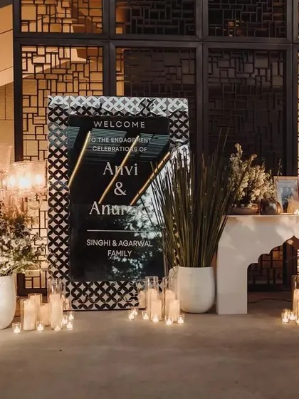 First impressions matter. The entrance featured a stunning ornamental mirror signage, large crystal shamadans, and brass urlis filled with fragrant tuberoses for a welcoming, medieval charm.