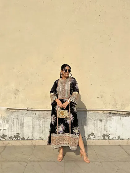 The side-slit on this long kurta adds a modern touch and allows for ease of movement.