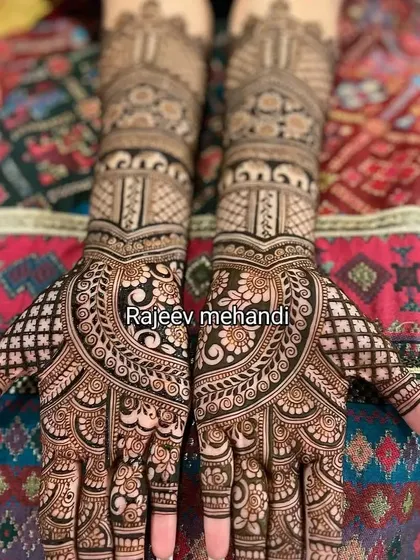 A classic design with a central mandala, surrounded by intricate jaal and floral patterns, covering the hands beautifully.