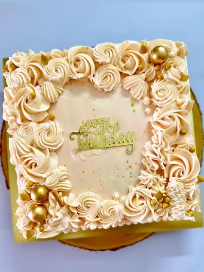 A peachy vibe! This square cake is our newest tropical flavour, a refreshing blend of pineapple and coconut. The border is decorated with intricate, hand-piped buttercream rosettes.