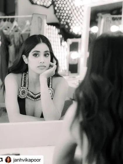 A behind-the-scenes moment with Janhvi Kapoor for Filmfare. We created a dramatic eye look and big, beautiful waves for her red carpet appearance. It’s always a pleasure working with her.
