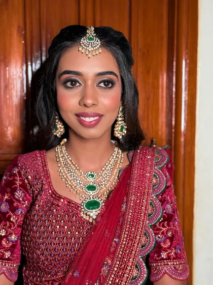 Another angle of Kavana's reception look. The soft waves in her hair and the sparkling jewellery complete the look.