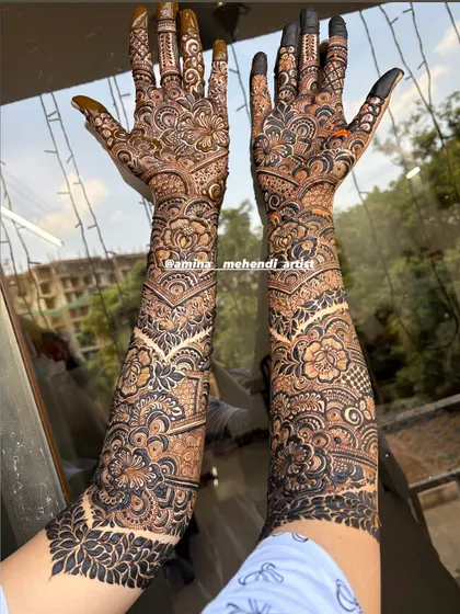 This is an example of my signature full-arm floral mehendi. I love creating dense, intricate patterns with elements like roses, paisleys, and detailed fillers to give you a rich and traditional look for any celebration.