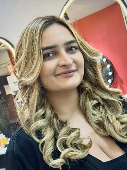 The final result is this stunning, healthy-looking blonde with beautiful curls. Our premium colors ensure the hair stays strong and shiny.