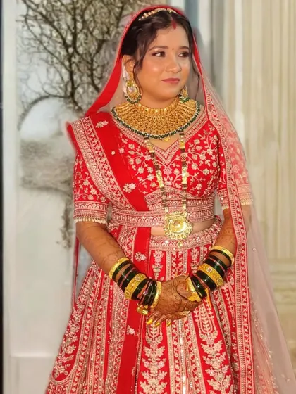 After her Maharashtrian Vidhi look, we dolled Urmila up for her reception in this beautiful red lehenga.