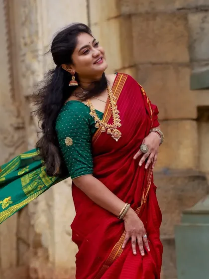 A beautiful outdoor shoot with a classic red cotton saree. I created a soft, natural makeup look that complements the simplicity and elegance of the saree, perfect for a daytime, natural light setting.
