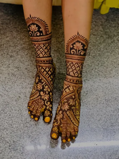 A beautiful and intricate design for the feet, featuring traditional patterns that cover the entire foot for a classic bridal look.