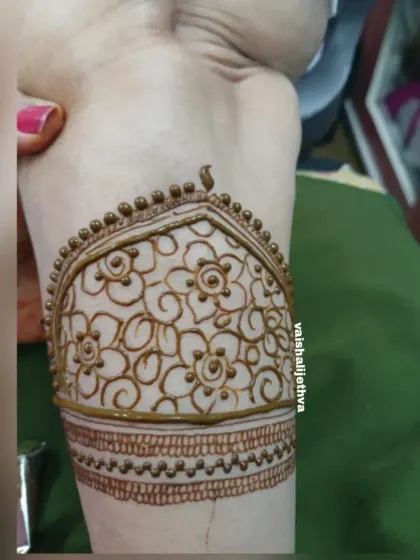 The start of a beautiful back-hand arm band. This simple yet elegant dome-shaped pattern is filled with delicate floral work.