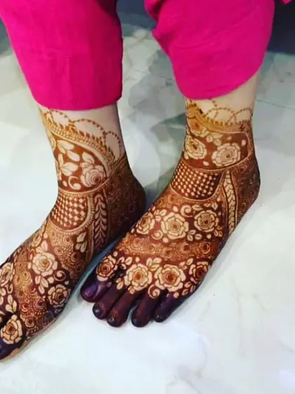 A beautiful floral design for the feet. The pattern covers the feet completely, ending in a delicate vine around the ankles.