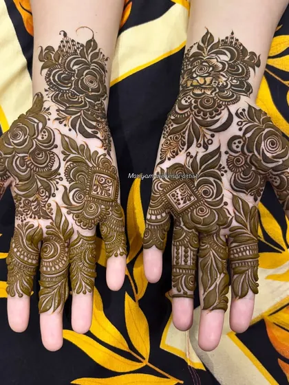A classic Dubai floral mehendi, a popular choice for all occasions.