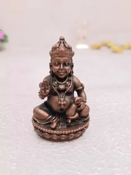 Yeh copper se bani Kubera ki murti hai. Maana jaata hai ki inhein ghar mein rakhne se dhan ki kami nahi hoti.