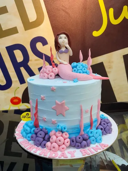 An underwater fantasy on this 2kg mermaid cake, with a fondant mermaid sitting amongst piped coral.
