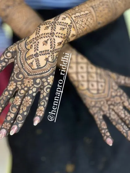 For the bride who loves a cut-work or jaali design. This intricate net pattern on the back of the hands creates a stunning and delicate effect that is very popular.