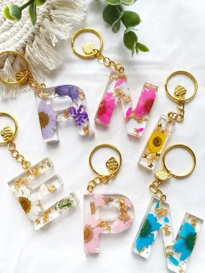 Learn to make personalized resin keychains with preserved flowers and gold leaf. These make for beautiful handmade gifts.