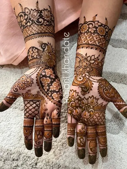 This design for a bride-to-be is a beautiful fusion of styles. It combines the elegance of peacocks with the softness of floral patterns and the intricacy of geometric jaali work.