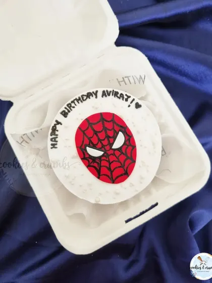 Your friendly neighborhood Spiderman on a bento cake. This design with the iconic mask is perfect for a superhero fan's birthday.