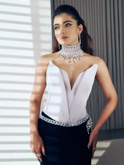 Another angle of Rashmika Mandanna's look, where the light catches the silver cat-eye effect on her nails. This technique creates a dynamic, shifting pattern that is both eye-catching and sophisticated.