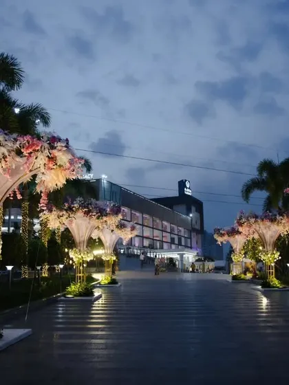 The venue's driveway was transformed into a majestic pathway with large, illuminated floral installations. This set a luxurious and welcoming tone for the reception right from the entrance.