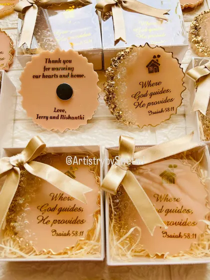 A look at the front and back of the custom housewarming magnet, showing the thoughtful personalization.
