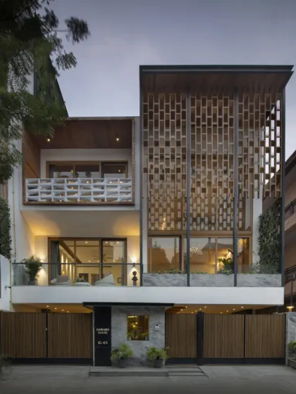 The Screen House was designed as a thoughtful response to its dense urban surroundings. The open, connected design prioritizes light and privacy, creating a sanctuary in the heart of the city.