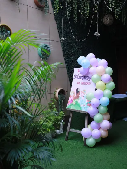 We greet your guests in style. A simple, elegant easel with a personalized welcome sign and a beautiful balloon garland makes for a perfect first impression.