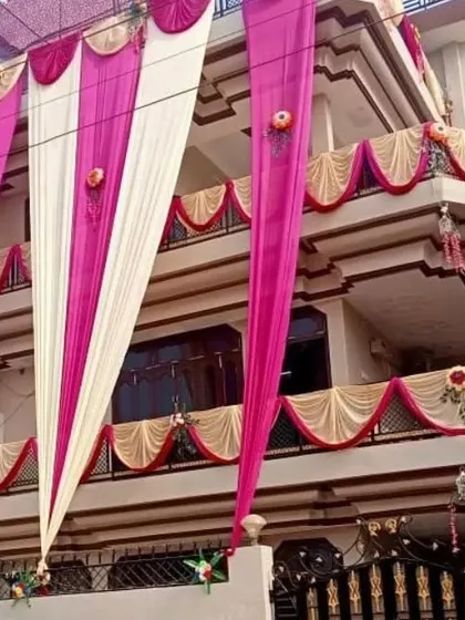 An elegant house decoration using white and pink vertical drapes for a sophisticated and modern wedding look.