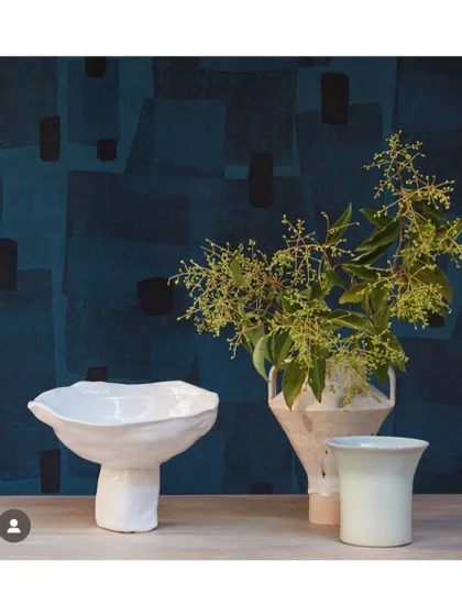 This 'Empreinte artistique' wallpaper features shades of deep blue with an abstract, block-printed texture. It serves as a stunning, artistic background that adds depth and mood to any space.