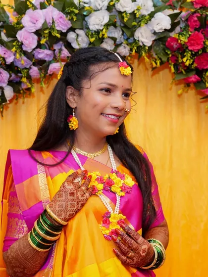 The bride posing with her floral jewellery during her Haldi ceremony.