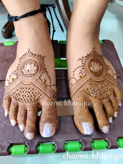 A sweet and simple leg design for a member of the bride tribe. The lotus mandala is elegant and doesn't require as much sitting time as a full bridal design.