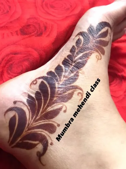 A bold leaf design is not just for hands! It looks stunning on the foot as well, creating a simple yet impactful look.
