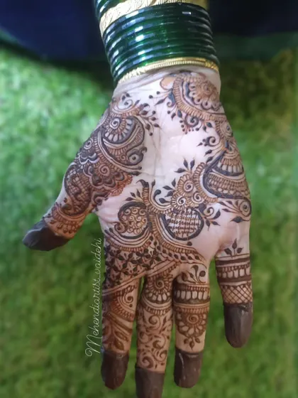 Another view of the Indo-Arabic design, showing the details on the palm. The mix of paisleys, florals, and fine lines is truly captivating.