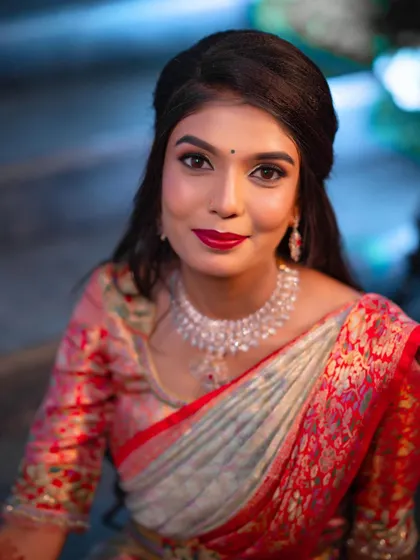 For this stunning reception look, we went for full glamour. I created a sharp, defined eye with shimmering eyeshadow and a classic bold red lip, a perfect combination for an evening celebration.