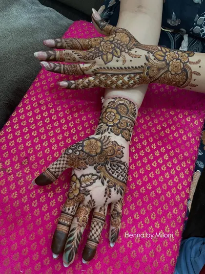 A beautiful floral Arabic design that flows diagonally across the hands. This style is very popular for its elegance and grace.