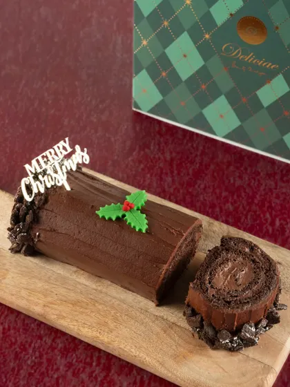 Our Christmas Chocolate Yule Log is a festive classic. Made with a rich chocolate filling and fresh strawberries, it's a must-have for your holiday table.