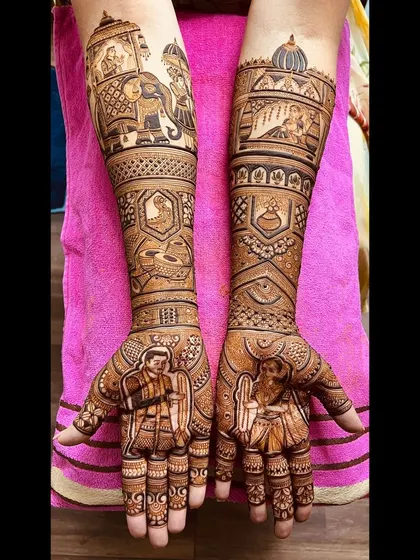 This design captures the couple's professions or hobbies, with the groom holding a mic and the bride a book. It's a wonderful way to make your bridal mehendi deeply personal and reflective of who you are as a couple.
