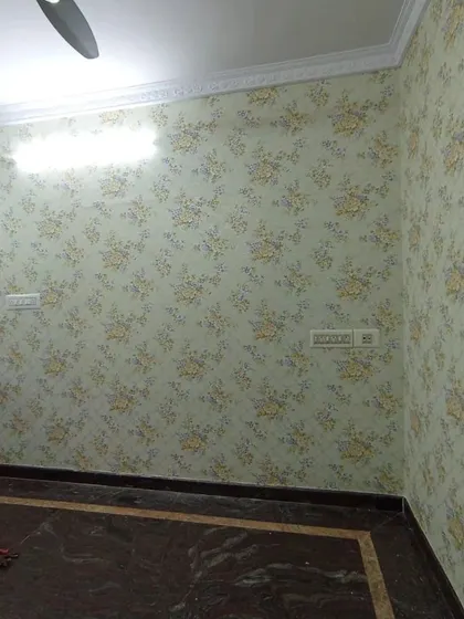 A simple floral wallpaper with a yellow and green color scheme.