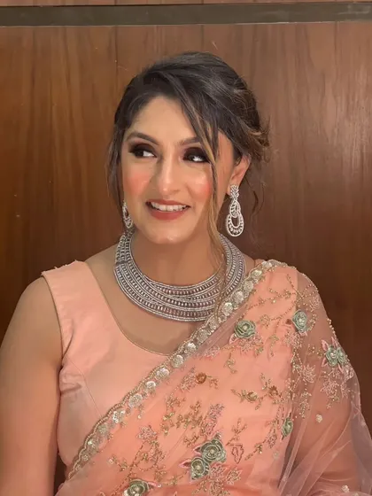 A glamorous evening look for a Mehendi night. The smokey eye and diamond jewelry create a sophisticated and modern style.