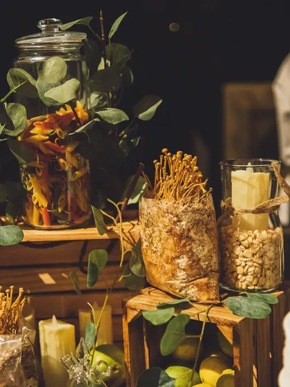 Rustic decor elements, including jars of pasta and enoki mushrooms, adding to the event ambiance.