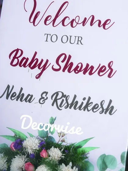 We ensure every detail is perfect, including the welcome signage. This custom board clearly announces the event and the parents-to-be, setting a personal tone right from the entrance.