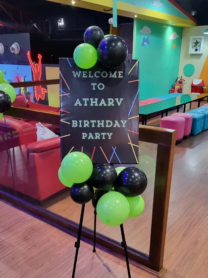 The welcome sign for the "Game On" themed party.